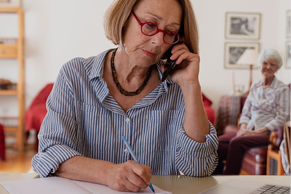Gestiones y trámites cuando una persona mayor empieza a necesitar ayuda
